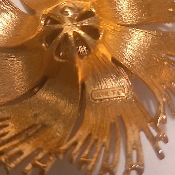 Monet Cordelia Pin Brooch 18k gold plated Vintage 60s 3" diameter Signed EUC - Picture 3 of 4